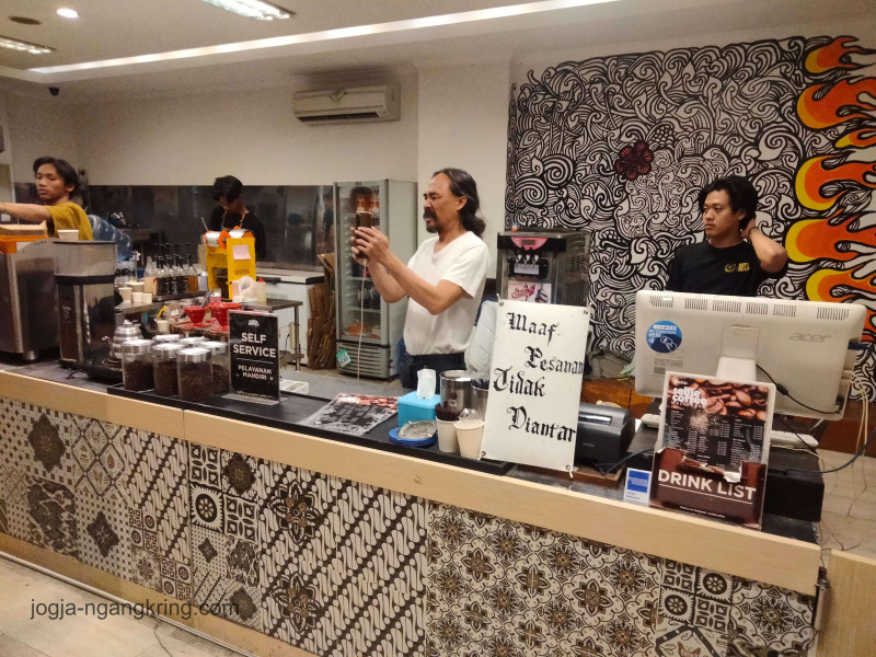 Nikmati Kopi & Beli Batik di Sellie Adiningrat